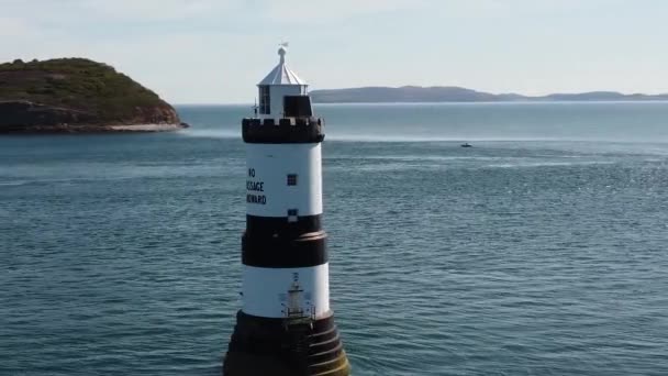 ペンモン灯台の近くの景色は ランドマークを明らかにしますパフィン島透明なターコイズブルーのウェールズの海の風景 — ストック動画