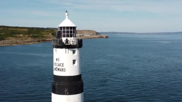 Penmon Faro Empuje Aéreo Vista Hito Turquesa Playa Galesa — Vídeo de stock