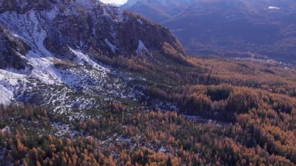 Boven Het Bergachtige Bosdal Noord Italiaanse Dolomieten Herfstseizoen — Stockvideo