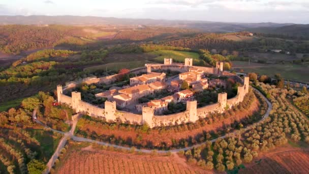 Tuscany Kırsalındaki Tepedeki Monteriggioni Günbatımında Hava — Stok video