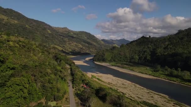 コスタリカ プンタレナスのトラコレス川の空中撮影 — ストック動画