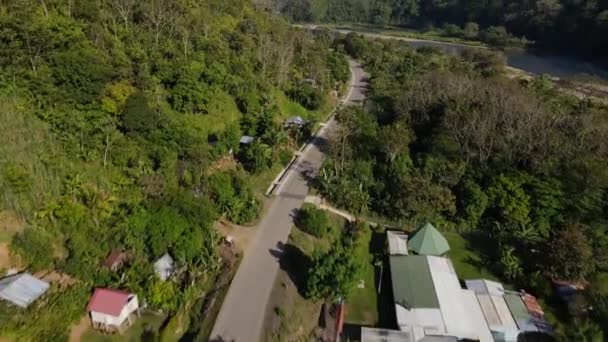 低水の川の横に道路と農村風景の空中ビュー — ストック動画