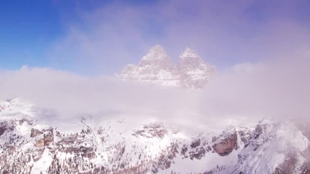 Volando Través Las Nubes Revelando Majestuosos Picos Roca Alta Dolomitas — Vídeo de stock