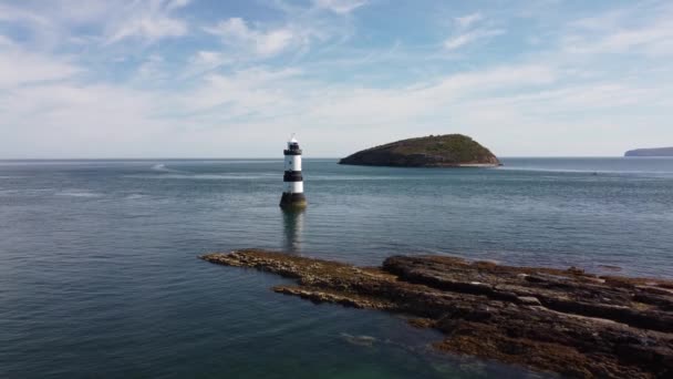 Penmon Faro Vista Aerea Punto Riferimento Puffin Isola Trasparente Turchese — Video Stock