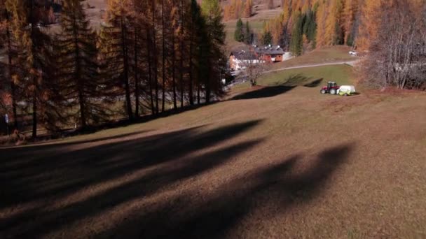 Reveal Shot Van Grote Pomagagnon Berg Met Afgelegen Alpine Hutten — Stockvideo