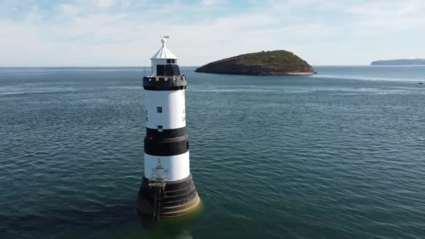 Penmon Latarnia Morska Antena Punkt Orientacyjny Puffin Wyspa Przezroczysty Turkusowy — Wideo stockowe