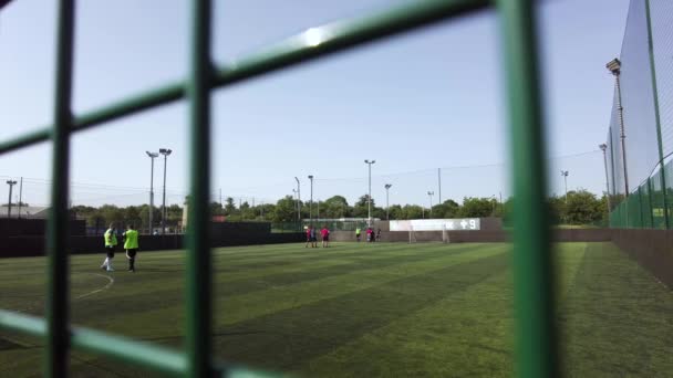 在英格兰鲁伊斯利普的一个人造天文草皮球场上 两支橄榄球队准备在一场业余5人制足球的社交比赛之前开球 这是一张抽象的照片 — 图库视频影像