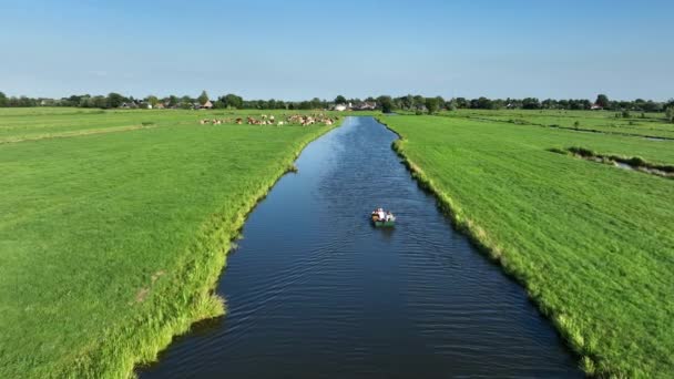 Mittlere Luftaufnahme Eines Kleinen Motorbootes Auf Einem Kanal Mit Häusern — Stockvideo