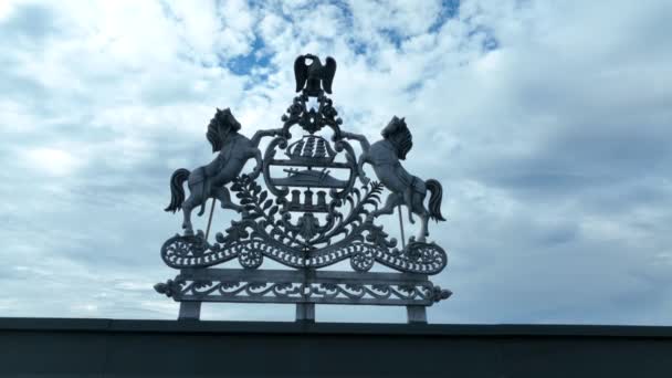 建物の上にペンシルベニア州のシール 象徴的な州のイメージ 政府のテーマ — ストック動画