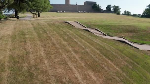 Vue Aérienne Inclinée Vers Haut Révélant Liberty Tower Mémorial Première — Video