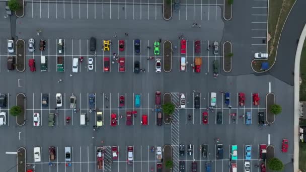 Starożytny Samochód Czeka Widok Lotu Ptaka Wiele Zabytkowych Pojazdów Parkingu — Wideo stockowe