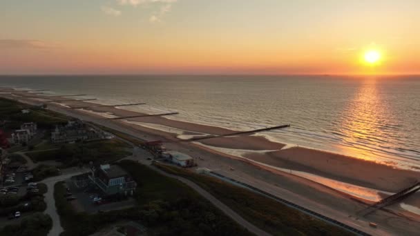 Luftaufnahme Die Während Eines Schönen Wolkenlosen Sonnenuntergangs Sommer Über Einer — Stockvideo