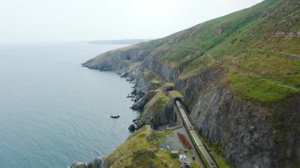 Luchtfoto Van Passagierstrein Die Naar Greystones Treinstation Gaat Door Tunnels — Stockvideo