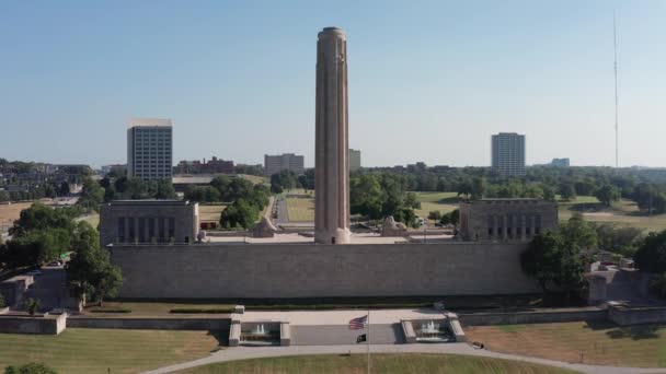 ミズーリ州カンザスシティで開催された第一次世界大戦記念館で 自由の塔の至近距離からの空中撮影 — ストック動画