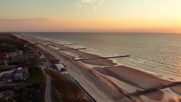 Foto Udara Dari Sebuah Kota Pesisir Kecil Sepanjang Pantai Dengan — Stok Video