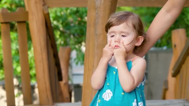 Trauriges Kleinkind Reibt Sich Die Augen Schwaches Sehvermögen — Stockvideo