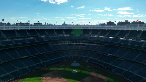 在布朗克斯的扬基体育场纽约洋基队的主场球场升起来的镜头掠过田野 俯瞰着城市 — 图库视频影像