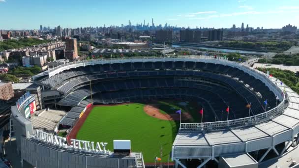 从空中俯瞰扬基体育场 曼哈顿的摩天大楼在棒球场的背景下 Iconic Mlb Ballpark主题 — 图库视频影像