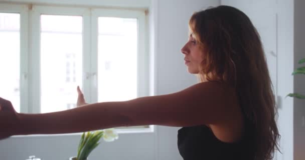 一个女人在一个安静的房间里用手移动冥想 — 图库视频影像