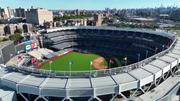 Luftaufnahme Des Yankee Stadium Flaggen Wehen Über Dem Ikonischen Feld — Stockvideo