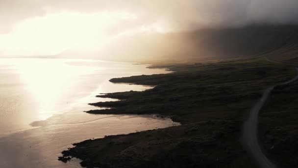 Silhouette Dell Ambiente Costiero Islanda Con Sole Splendente Tra Nuvole — Video Stock