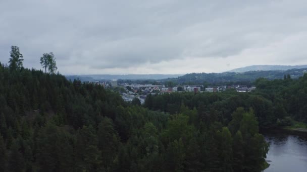 Drone Flying Reveal Peaceful Locality Małe Miasteczko Norwegii Pochmurny Wieczór — Wideo stockowe