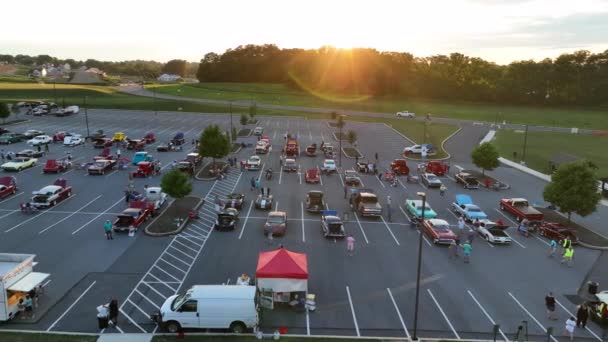 日没時にヴィンテージカーの集まり アンティークカーを見る人々の空中ビュー — ストック動画