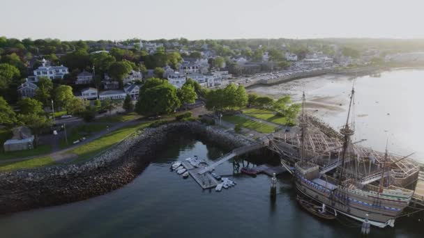 Luchtfoto Van Het Mayflower 17E Eeuwse Schip Aangemeerd Stad Plymouth — Stockvideo