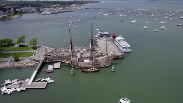 Luchtfoto Weg Van Mayflower Schoener Aangemeerd Plymouth Usa Terugtrekken Kantelen — Stockvideo