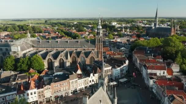 オランダのグウェック市内中心部にある聖ヨハネ教会とグウェーク大聖堂のある旧市庁舎 空中ワイドショット — ストック動画