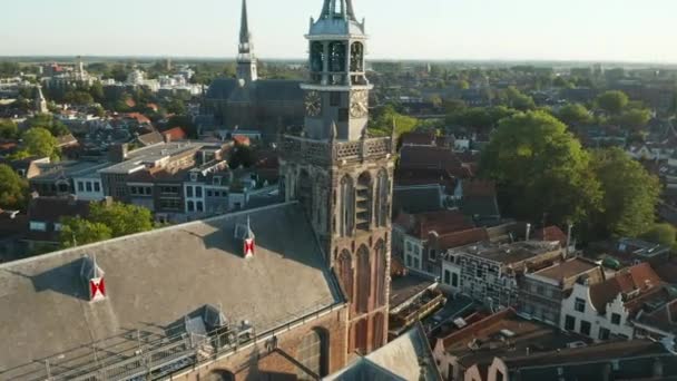 荷兰古达 具有古韦克楚奇背景的Sint Janskerk钟楼上的无人机轨道 空中射击 — 图库视频影像