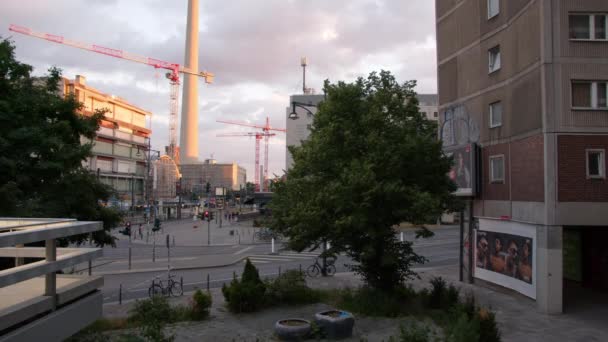 Alexanderplatz Berlin Mit Pfanne Zum Berühmten Fernsehturm Neben Altem Block — Stockvideo