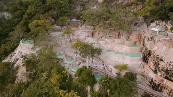 木に囲まれたTolantongo Grutas Pozasのショットでプッシュ ヒダルゴ メキシコ — ストック動画