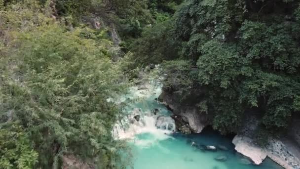 Drohne Fliegt Über Schönen Fließenden Fluss Herzen Der Berge Grutas — Stockvideo