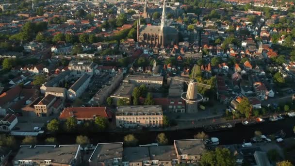 Fliegende Windmühle Mit Panoramablick Auf Die Stadt Und Die Basilika — Stockvideo