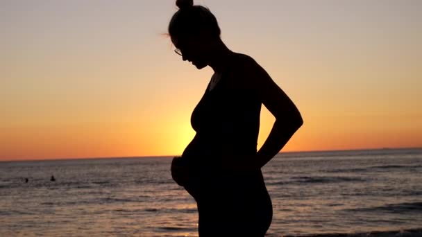 Silueta Těhotné Ženy Dotýkající Břicha Před Zlatým Západem Slunce Oceánu — Stock video
