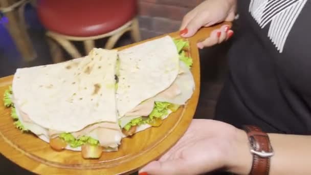 Μια Σερβιτόρα Φέρνει Έναν Πελάτη Ένα Σάντουιτς Piadina Μια Διάσημη — Αρχείο Βίντεο