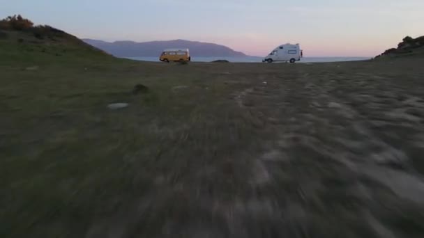 Snelle Antenne Voorwaarts Tussen Twee Kampeerders Onthullen Prachtige Strand Zee — Stockvideo