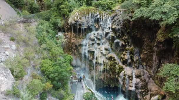 Slider Shot Tolantongo Grutas Prachtige Watervallen Genieten Van Nice Scene — Stockvideo