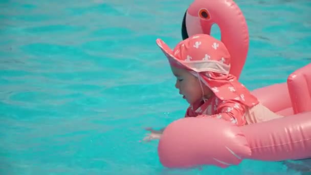 Durstiges Kleinkind Trinkt Auf Rosa Schwimmring Wasser Aus Dem Pool — Stockvideo