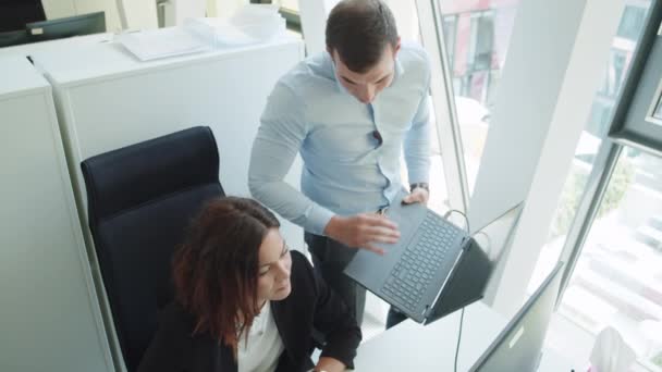 Collega Mostra Errore Sul Suo Computer Portatile Suo Collega Confronta — Video Stock