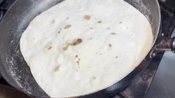 Μαγειρεύοντας Ένα Piadina Ένα Διάσημο Ιταλικό Ψωμί Για Την Προετοιμασία — Αρχείο Βίντεο
