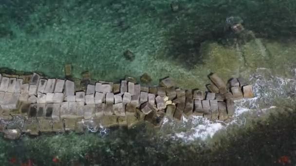 Luftaufnahme Einer Buhne Die Von Meereswellen Getroffen Wird Videos Klares — Stockvideo
