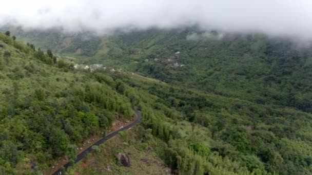 位于印度Meghalaya的Khasi Hills的山边路与Tranquil村 空降飞行员中枪 — 图库视频影像