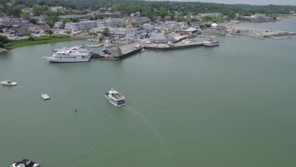 Ferry Que Chega Porto Plymouth Massachusetts Eua Órbita Vista Aérea — Vídeo de Stock