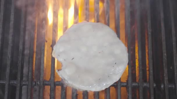 Griglia Fiammeggiante Con Cottura Formaggio Bianco Hamburger Vista Dall Alto — Video Stock