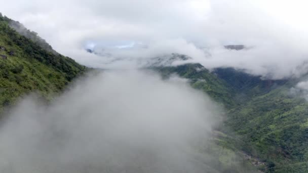 在印度Meghalaya的Khasi Hills 高高地飞越茂密的山脉和山谷 — 图库视频影像