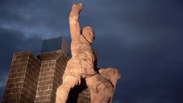 Κοντινό Πλάνο Του Αγάλματος Του Διάσημου Πολεμιστή Πιπίλα Νύχτα — Αρχείο Βίντεο