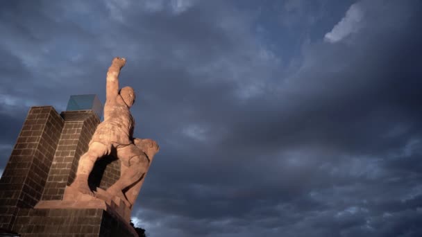 Geweldige Uitzicht Hoek Van Het Standbeeld Van Beroemde Krijger Pipila — Stockvideo