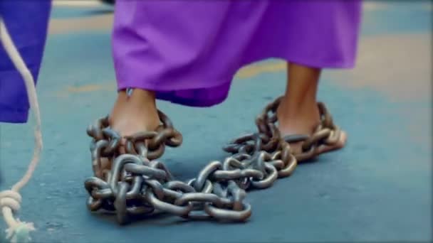 Persona Está Caminando Con Cadenas Los Tobillos Cautiverio Concepto Esclavitud — Vídeo de stock